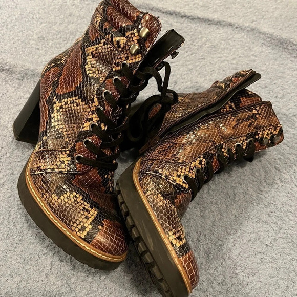 ❤️Naturalizer Callie boots women  7.5 brown tones snake print lace tie - Picture 1 of 3